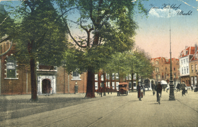 508 Gezicht op het Janskerkhof te Utrecht met (links) de Janskerk.